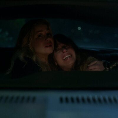 Linda Cardellini y Christina Applegate en el 'No eres tú, soy yo' de 'Muertos para mí'