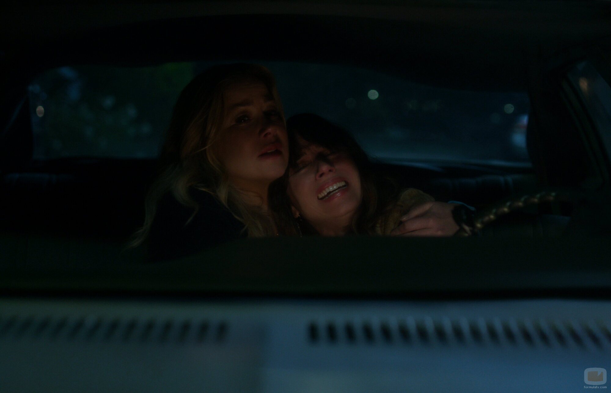 Linda Cardellini y Christina Applegate en el 'No eres tú, soy yo' de 'Muertos para mí'