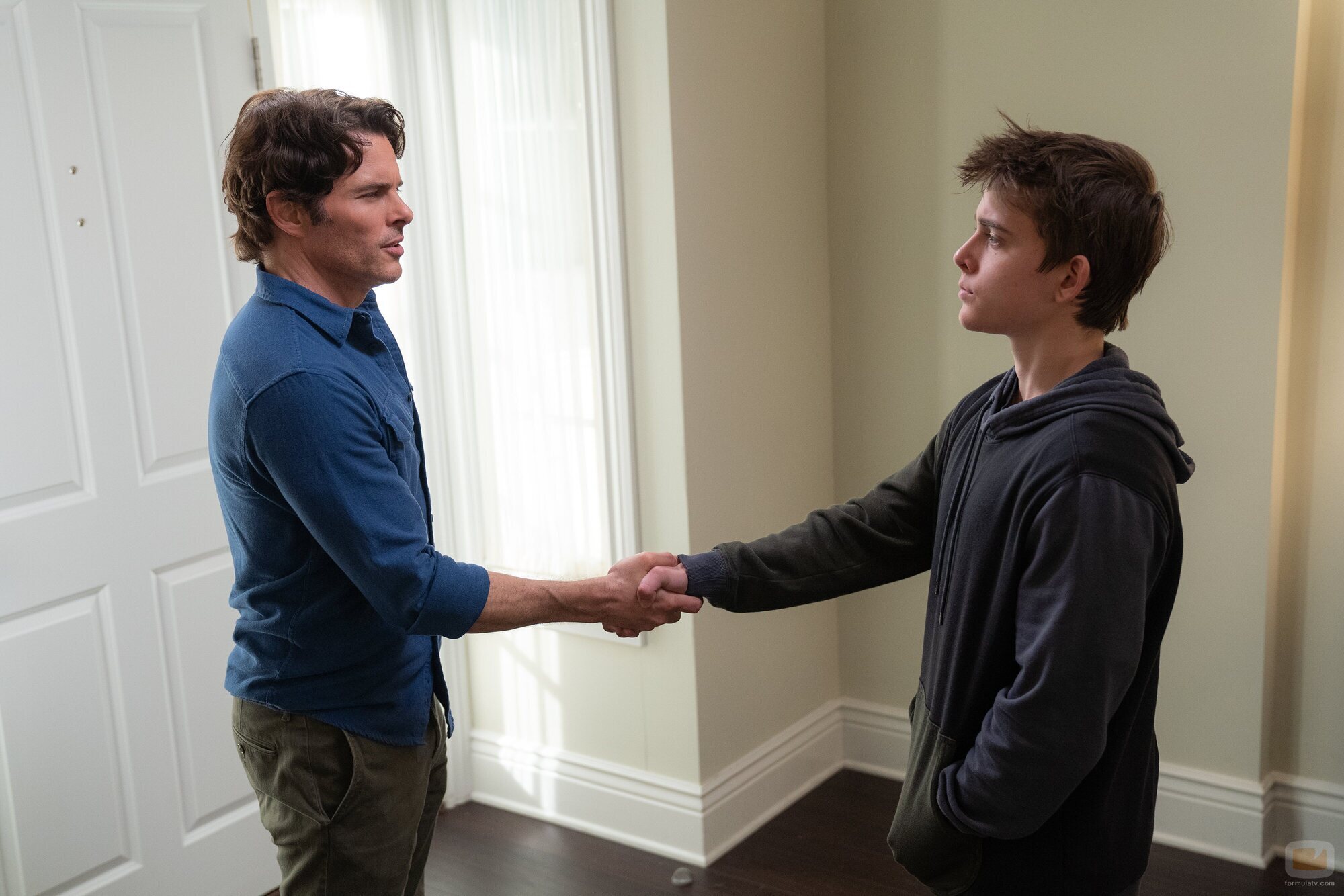 James Marsden y Sam McCarthy en el 2x09 de 'Dead to Me'