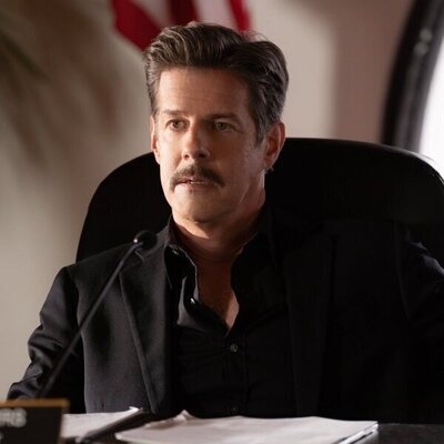 Rick Holmes en 2x09 titulado 'No eres tú, soy yo' de 'Dead to Me'