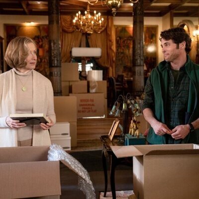 Frances Conroy y James Marsden en el 2x10 de 'Muertos para mí'
