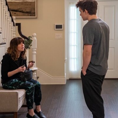 Linda Cardellini en Capítulo 10 titulado '¿Y ahora qué?' de 'Dead to Me'