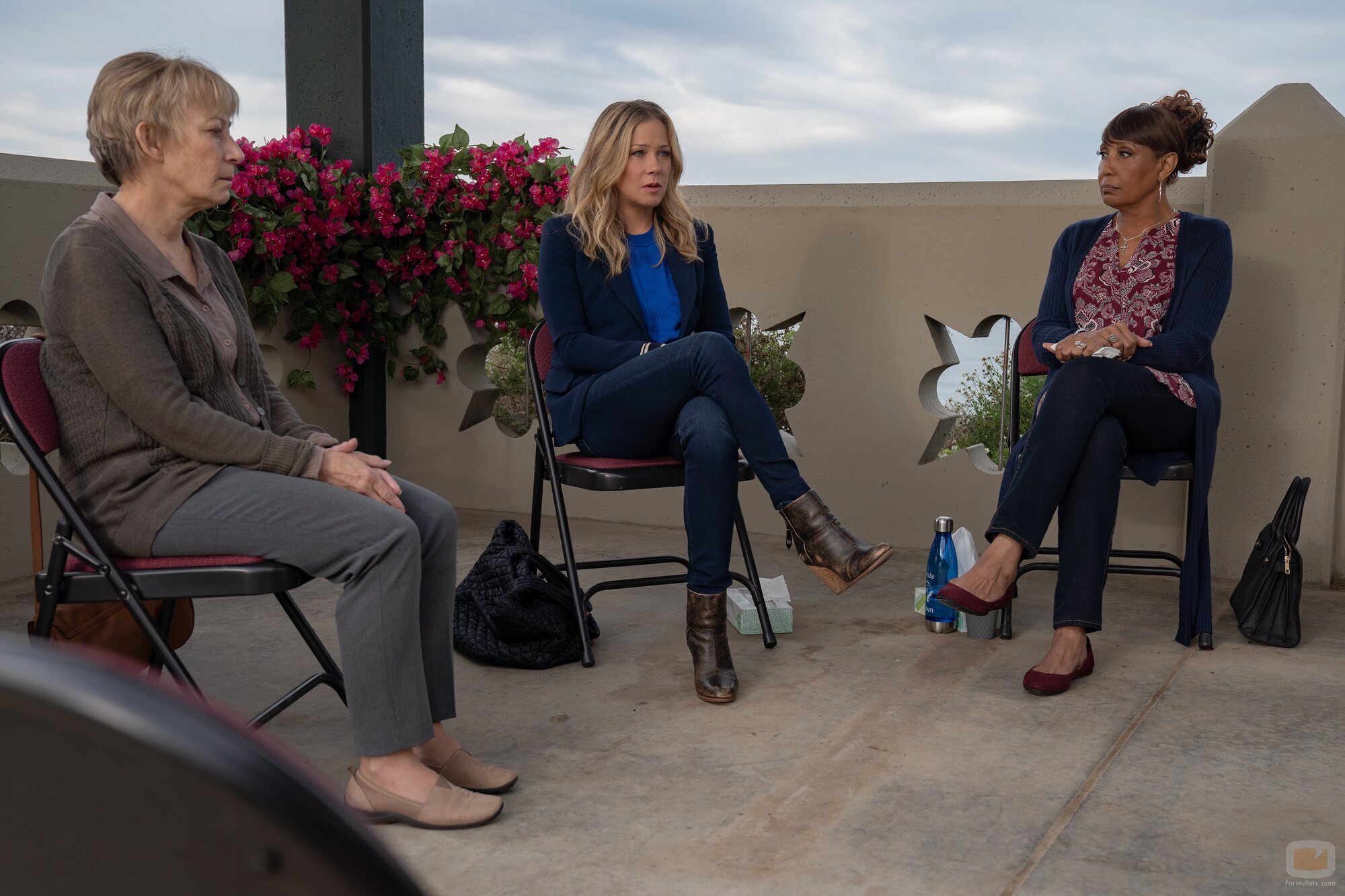 Christina Applegate y Telma Hopkins en el 2x10 de 'Muertos para mí'