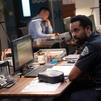 Brandon Scott en la temporada 2 y el capítulo 10 de 'Dead to Me'