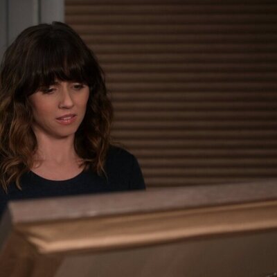Linda Cardellini en 2x10 '¿Y ahora qué?' de 'Dead to Me'