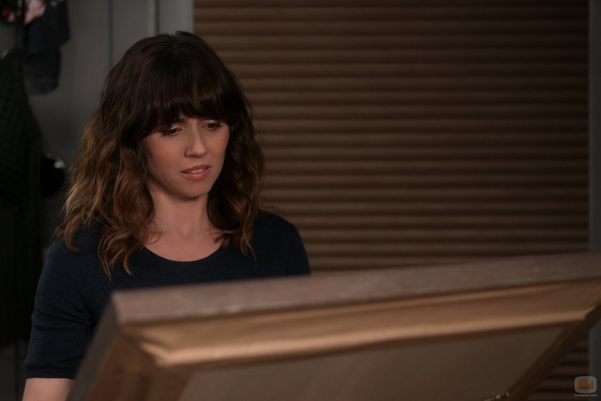 Linda Cardellini en 2x10 '¿Y ahora qué?' de 'Dead to Me'