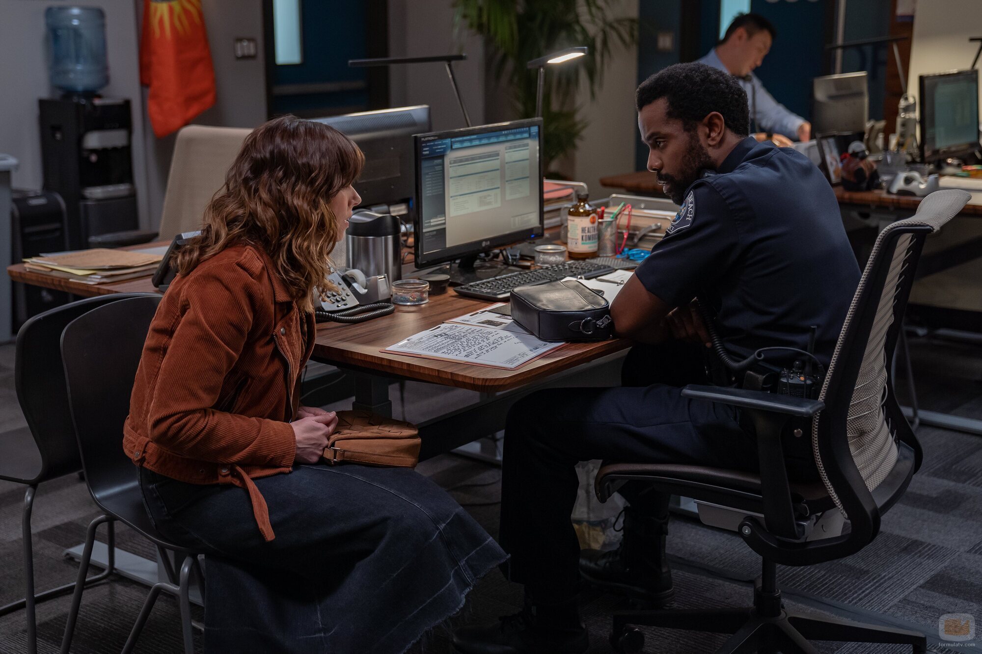 Linda Cardellini y Brandon Scott en el 2x10 de 'Muertos para mí'
