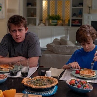 Sam McCarthy y Luke Roessler en 2x10 titulado '¿Y ahora qué?' de 'Dead to Me'