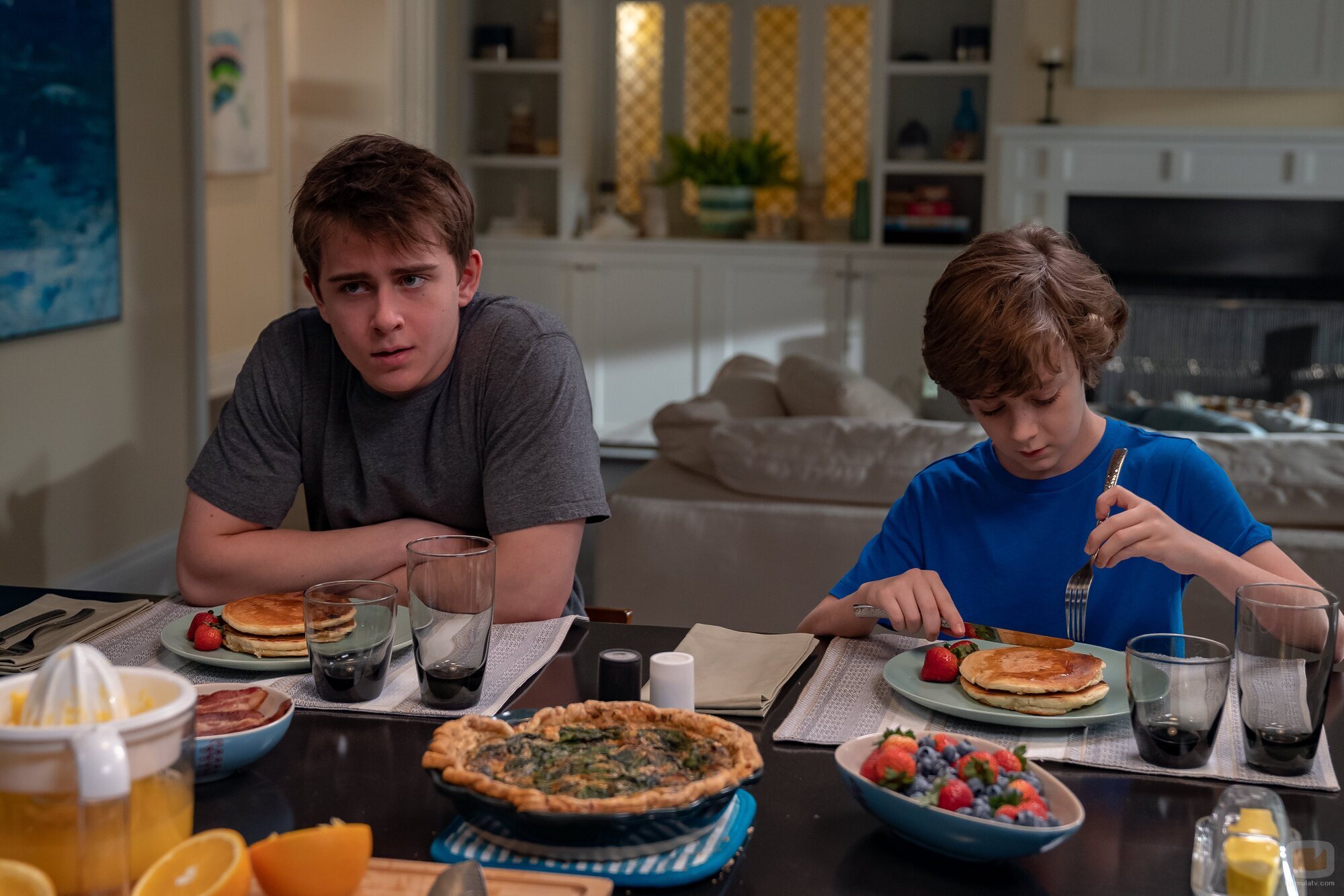 Sam McCarthy y Luke Roessler en 2x10 titulado '¿Y ahora qué?' de 'Dead to Me'