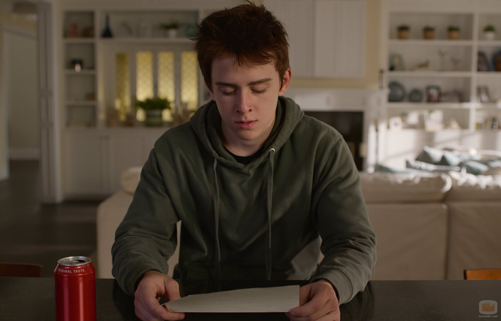 Sam McCarthy en la temporada 3 y el capítulo 01 de 'Dead to Me'