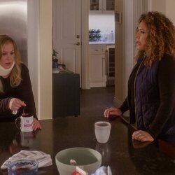 Christina Applegate y Diana-Maria Riva en Capítulo 2 titulado 'Tenemos que hablar' de 'Dead to Me'