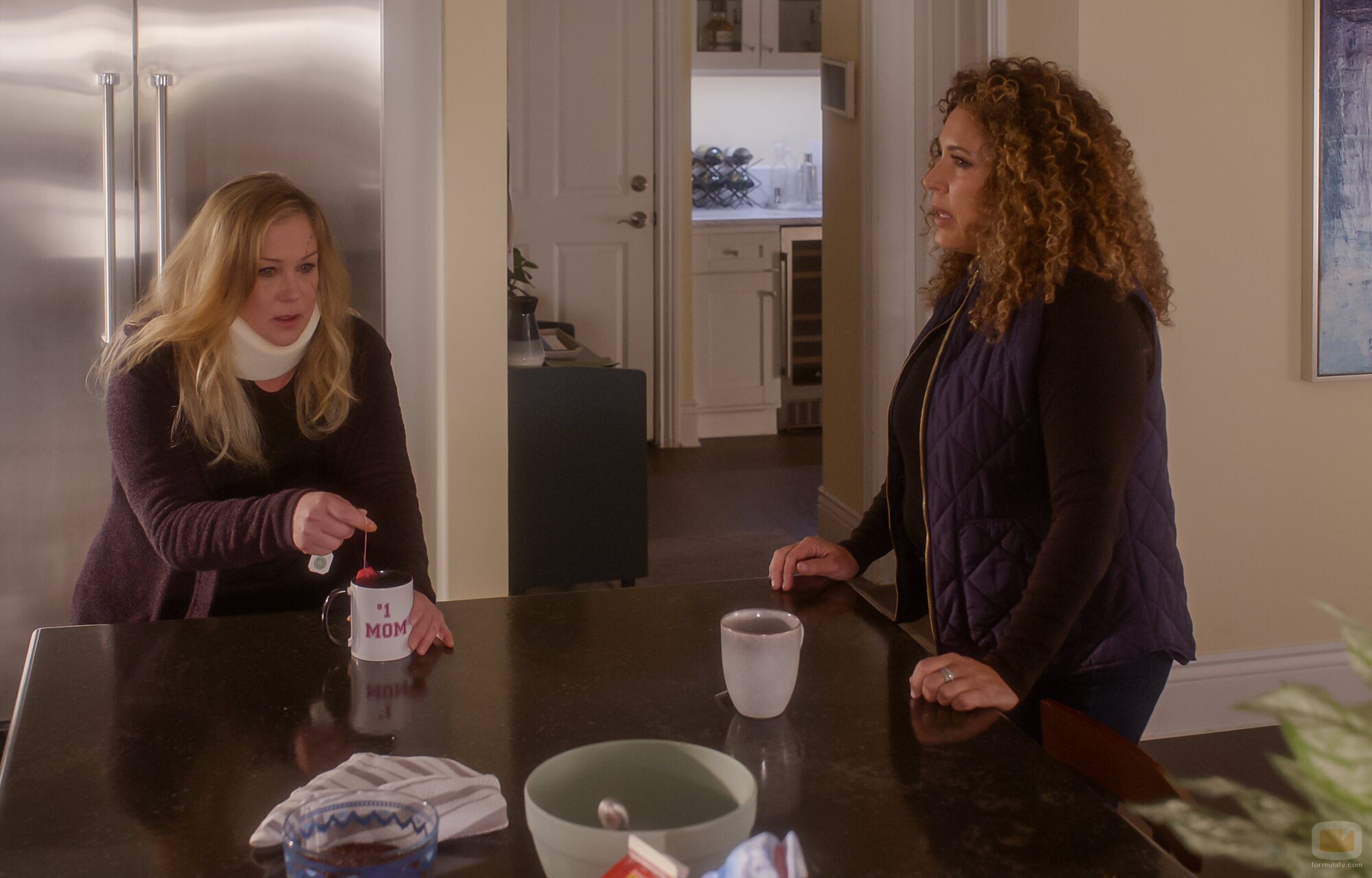 Christina Applegate y Diana-Maria Riva en Capítulo 2 titulado 'Tenemos que hablar' de 'Dead to Me'