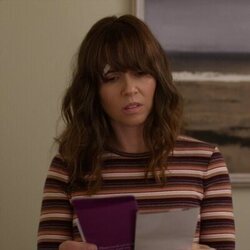 Linda Cardellini en 3x02 titulado 'Tenemos que hablar' de 'Dead to Me'