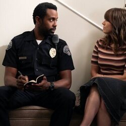 Linda Cardellini y Brandon Scott en 3x02 titulado 'Tenemos que hablar' de 'Dead to Me'