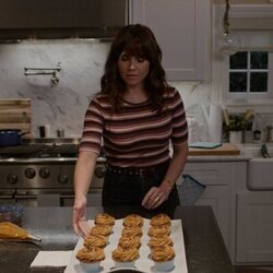 Escena de Linda Cardellini en 3x02 titulado 'Tenemos que hablar' de 'Dead to Me'