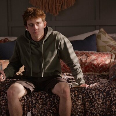 Sam McCarthy en la temporada 3 y el capítulo 02 de 'Dead to Me'