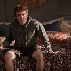 Sam McCarthy en la temporada 3 y el capítulo 02 de 'Dead to Me'