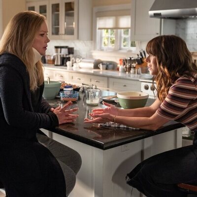 Linda Cardellini y Christina Applegate en 3x02 'Tenemos que hablar' de 'Dead to Me'