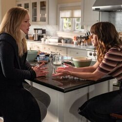 Linda Cardellini y Christina Applegate en 3x02 'Tenemos que hablar' de 'Dead to Me'