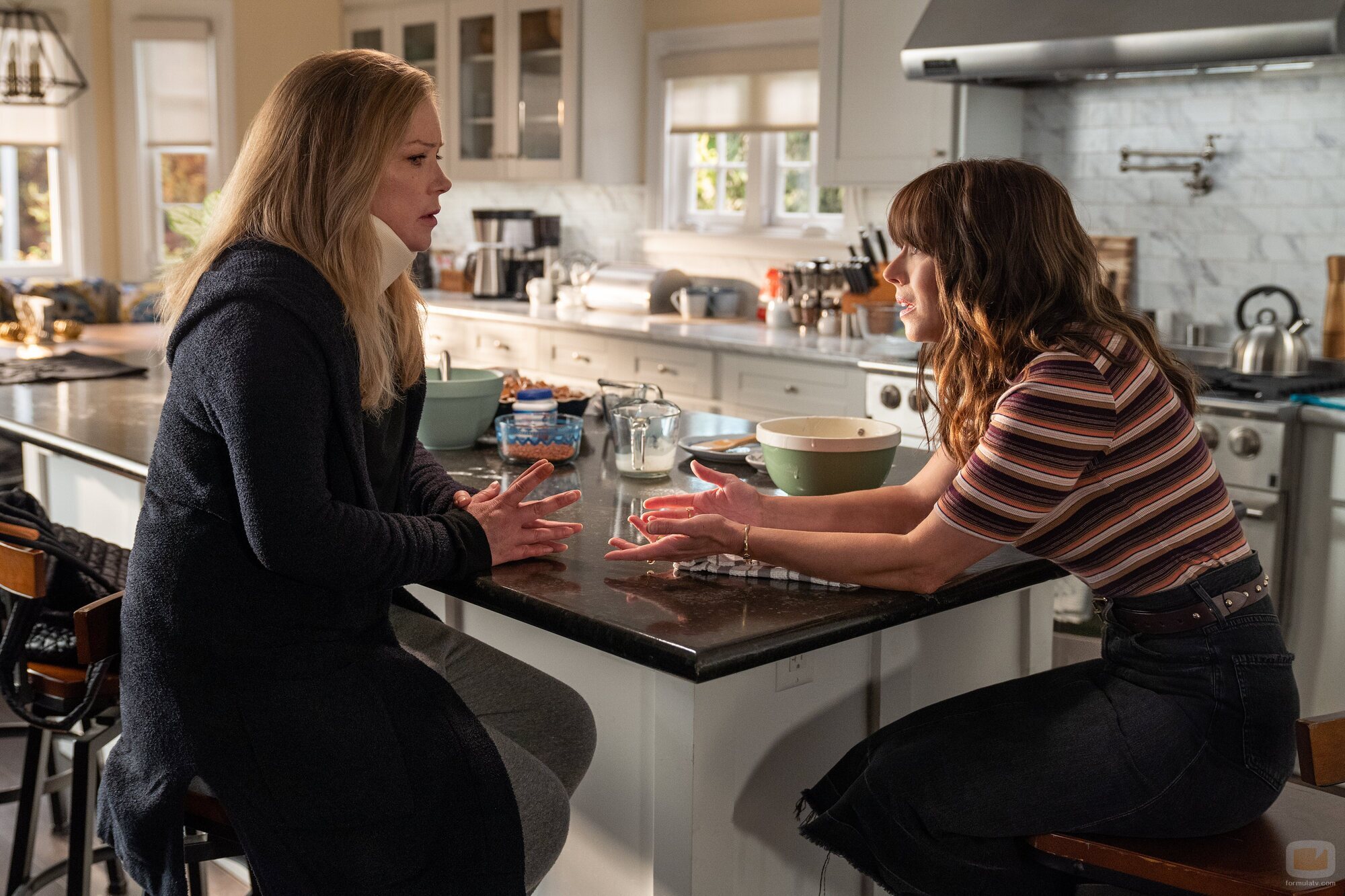 Linda Cardellini y Christina Applegate en 3x02 'Tenemos que hablar' de 'Dead to Me'