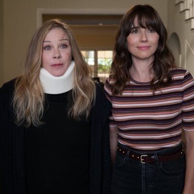Escena de Linda Cardellini y Christina Applegate en 3x02 'Tenemos que hablar' de 'Dead to Me'