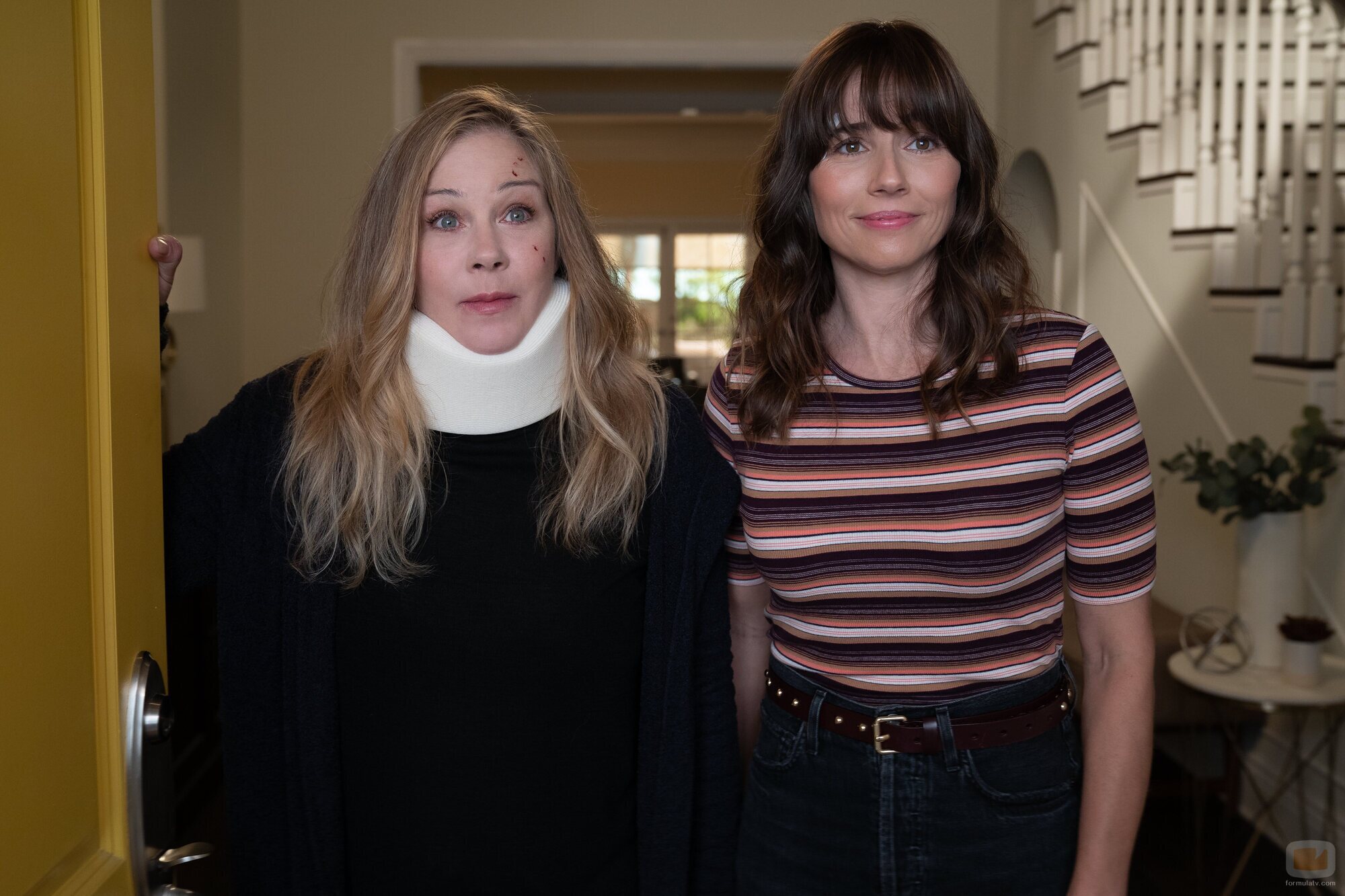 Escena de Linda Cardellini y Christina Applegate en 3x02 'Tenemos que hablar' de 'Dead to Me'