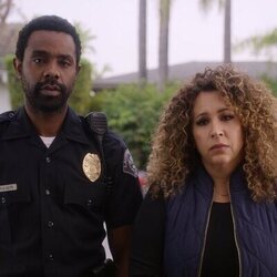 Brandon Scott y Diana-Maria Riva en Capítulo 2 titulado 'Tenemos que hablar' de 'Dead to Me'