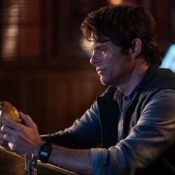James Marsden en 3x02 'Tenemos que hablar' de 'Dead to Me'