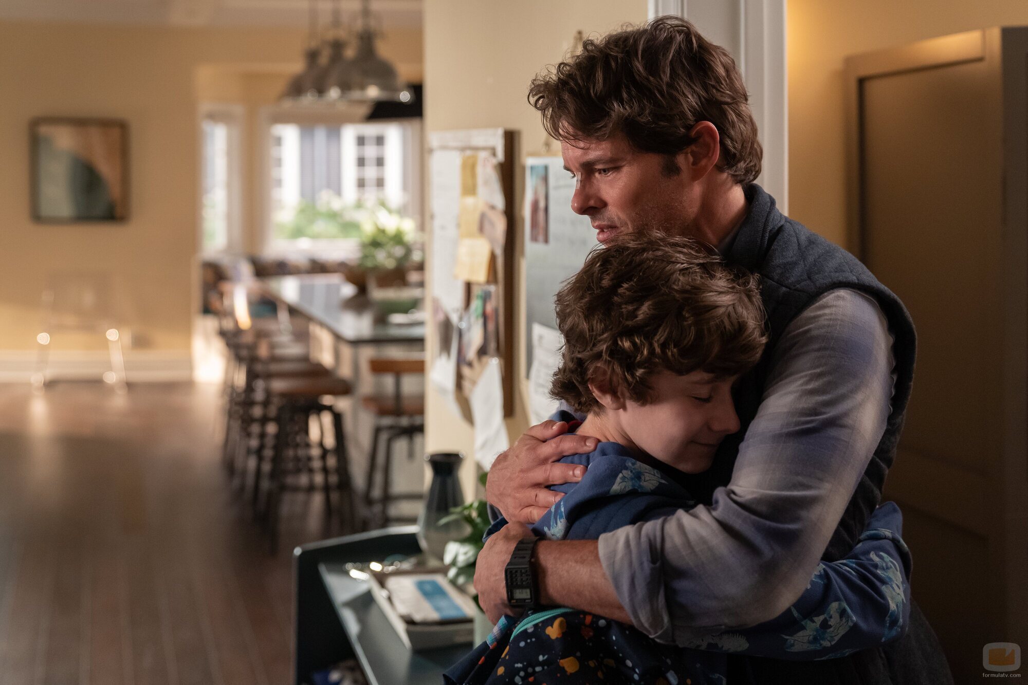 James Marsden y Luke Roessler en el 'Tenemos que hablar' de 'Muertos para mí'