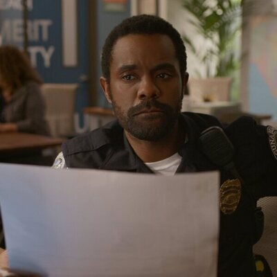 Brandon Scott en 3x03 titulado 'Mira esto' de 'Dead to Me'