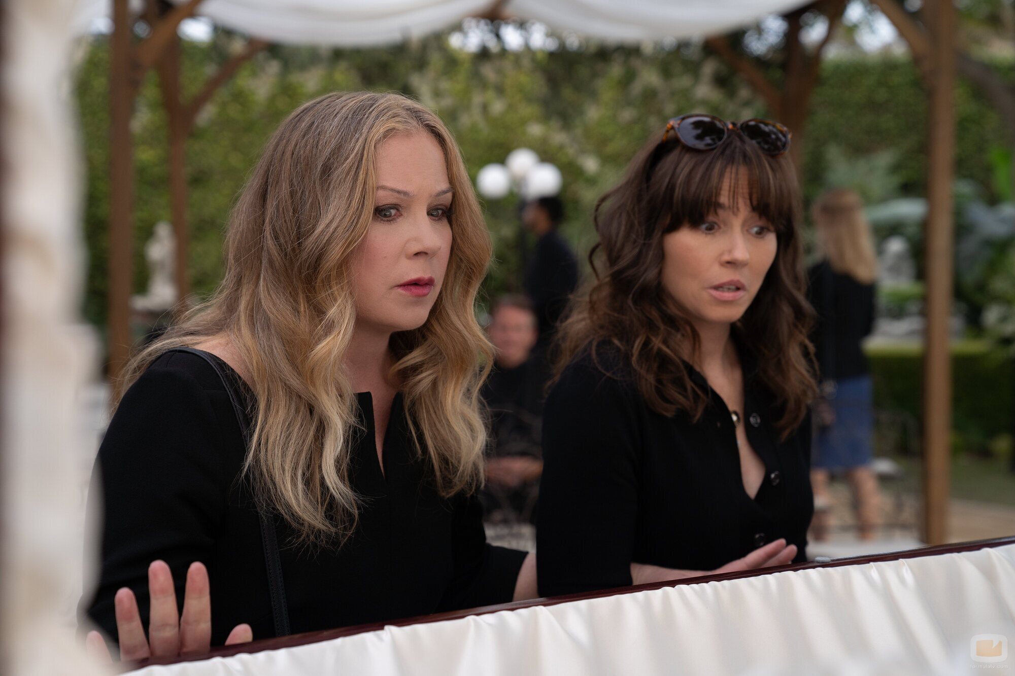 Linda Cardellini y Christina Applegate en 3x04 '¿Y ahora qué hacemos?' de 'Dead to Me'