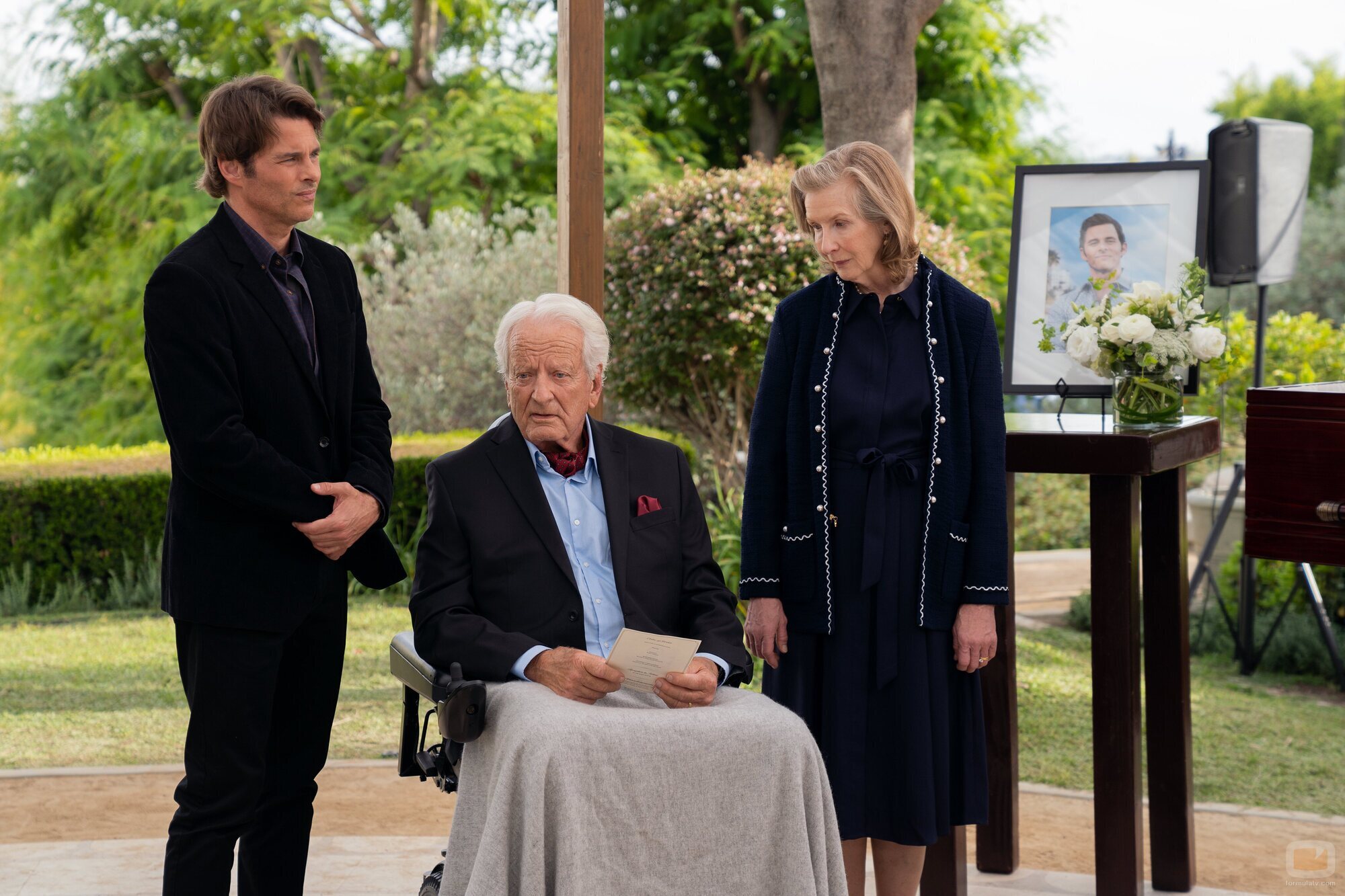 Frances Conroy y James Marsden en el 3x04 de 'Dead to Me'