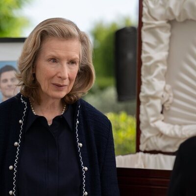 Frances Conroy en el 3x04 de 'Muertos para mí'