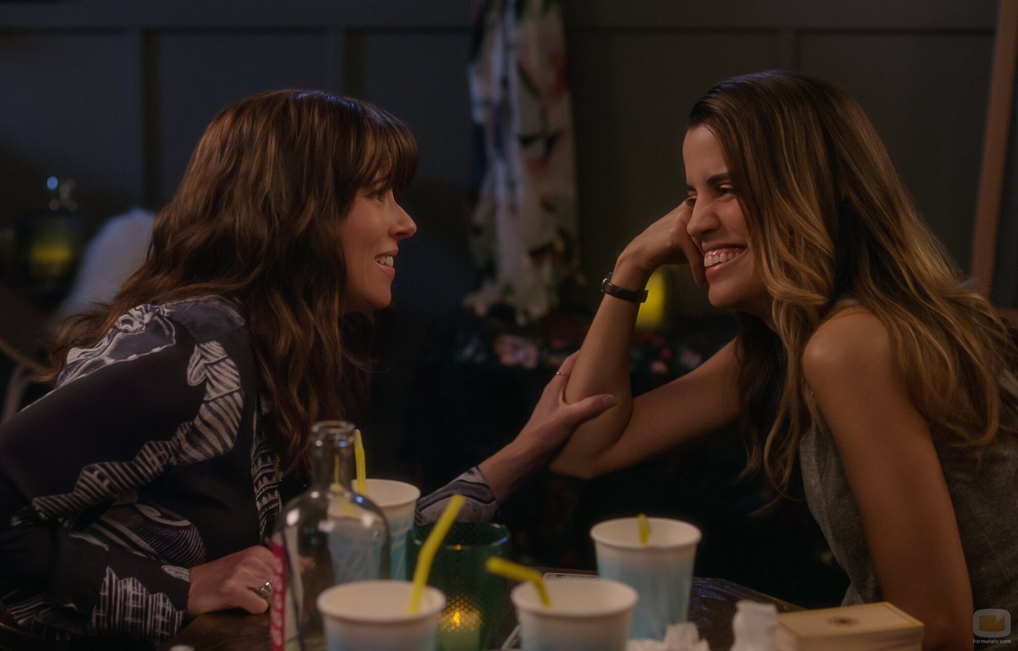 Linda Cardellini y Natalie Morales en Capítulo 4 titulado '¿Y ahora qué hacemos?' de 'Dead to Me'