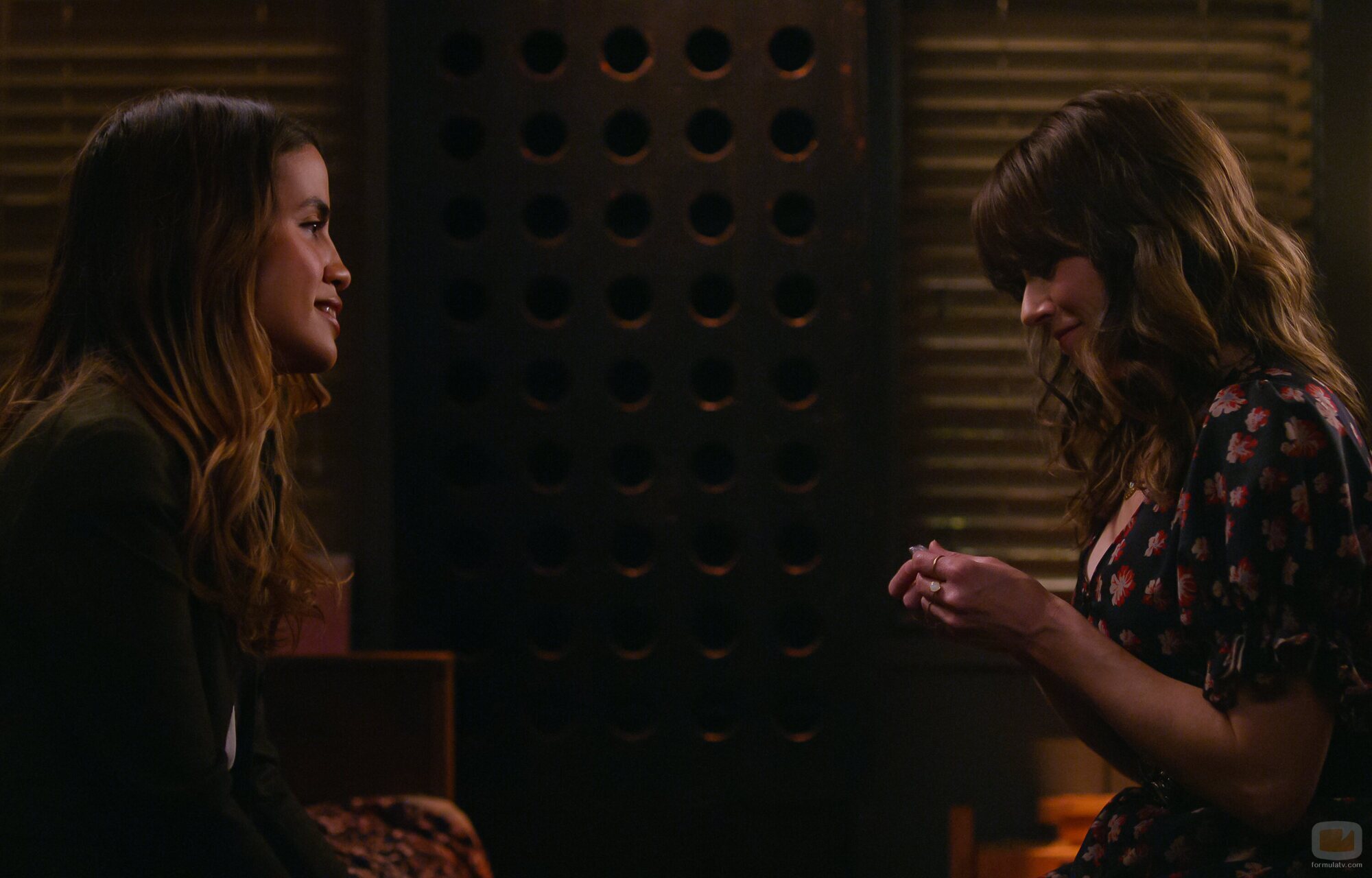 Linda Cardellini y Natalie Morales en el 3x05 de 'Dead to Me'