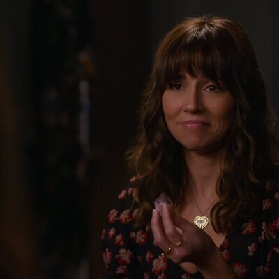 Linda Cardellini en 3x05 titulado 'No pensamos bien las cosas' de 'Dead to Me'