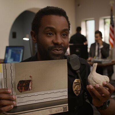 Brandon Scott en el 3x06 de 'Dead to Me'