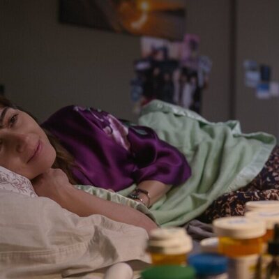 Still de Linda Cardellini en la temporada 3 y el capítulo 06 de 'Dead to Me'
