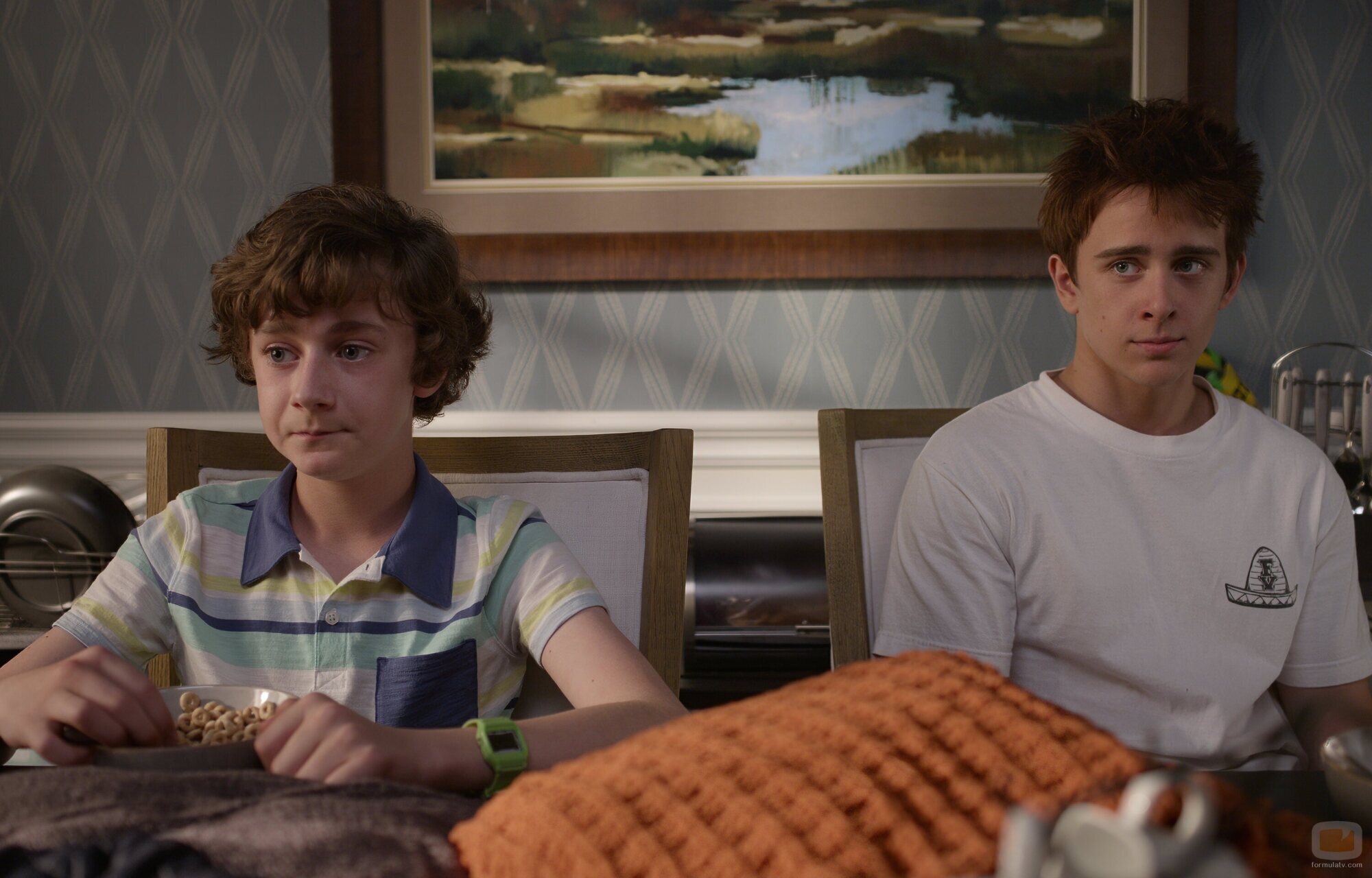 Sam McCarthy y Luke Roessler en el 3x06 de 'Dead to Me'