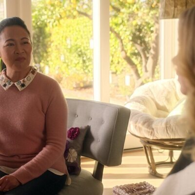 Suzy Nakamura en el 3x07 de 'Dead to Me'
