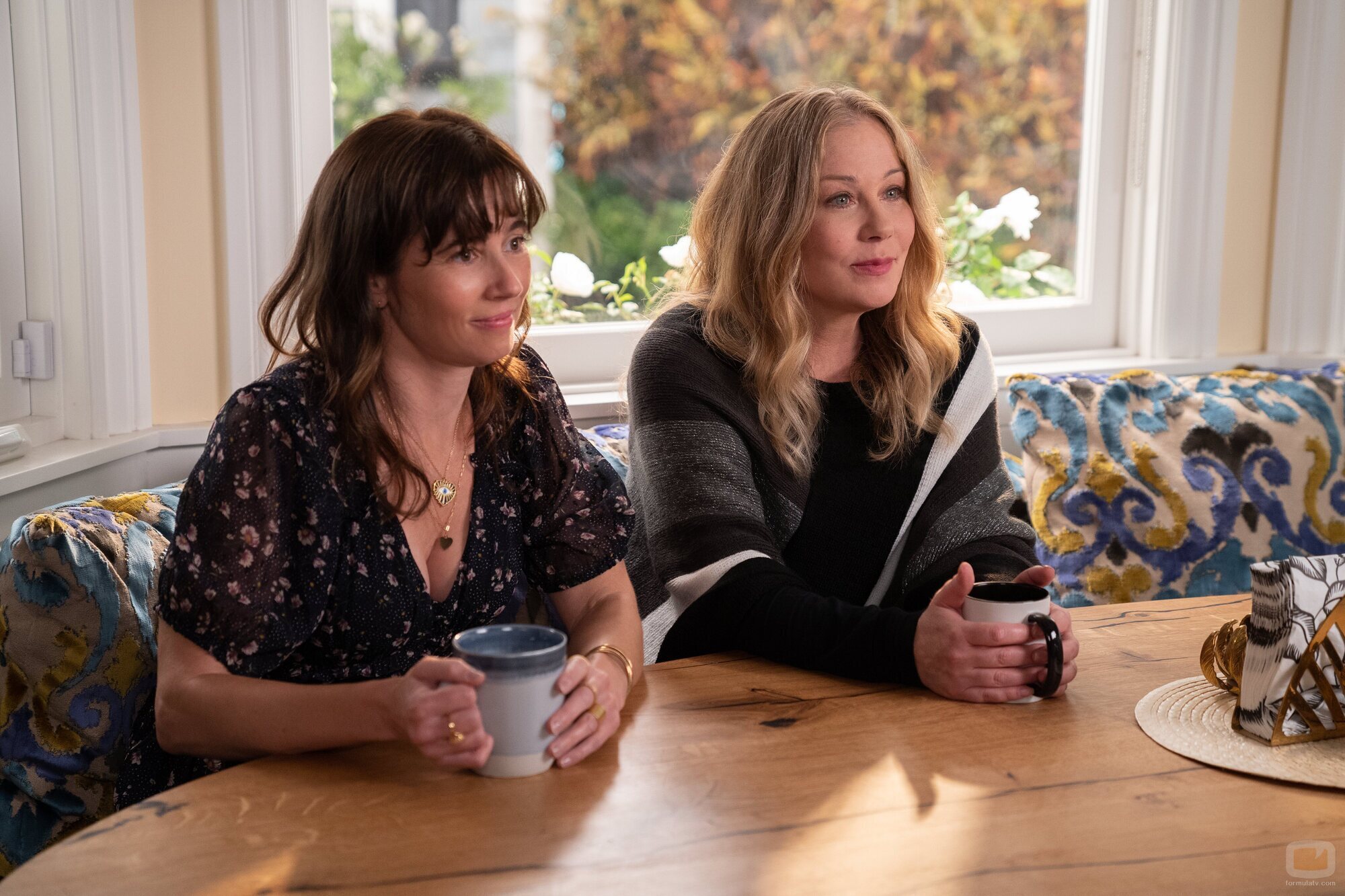 Linda Cardellini y Christina Applegate en el '¿Nos sinceramos?' de 'Muertos para mí'