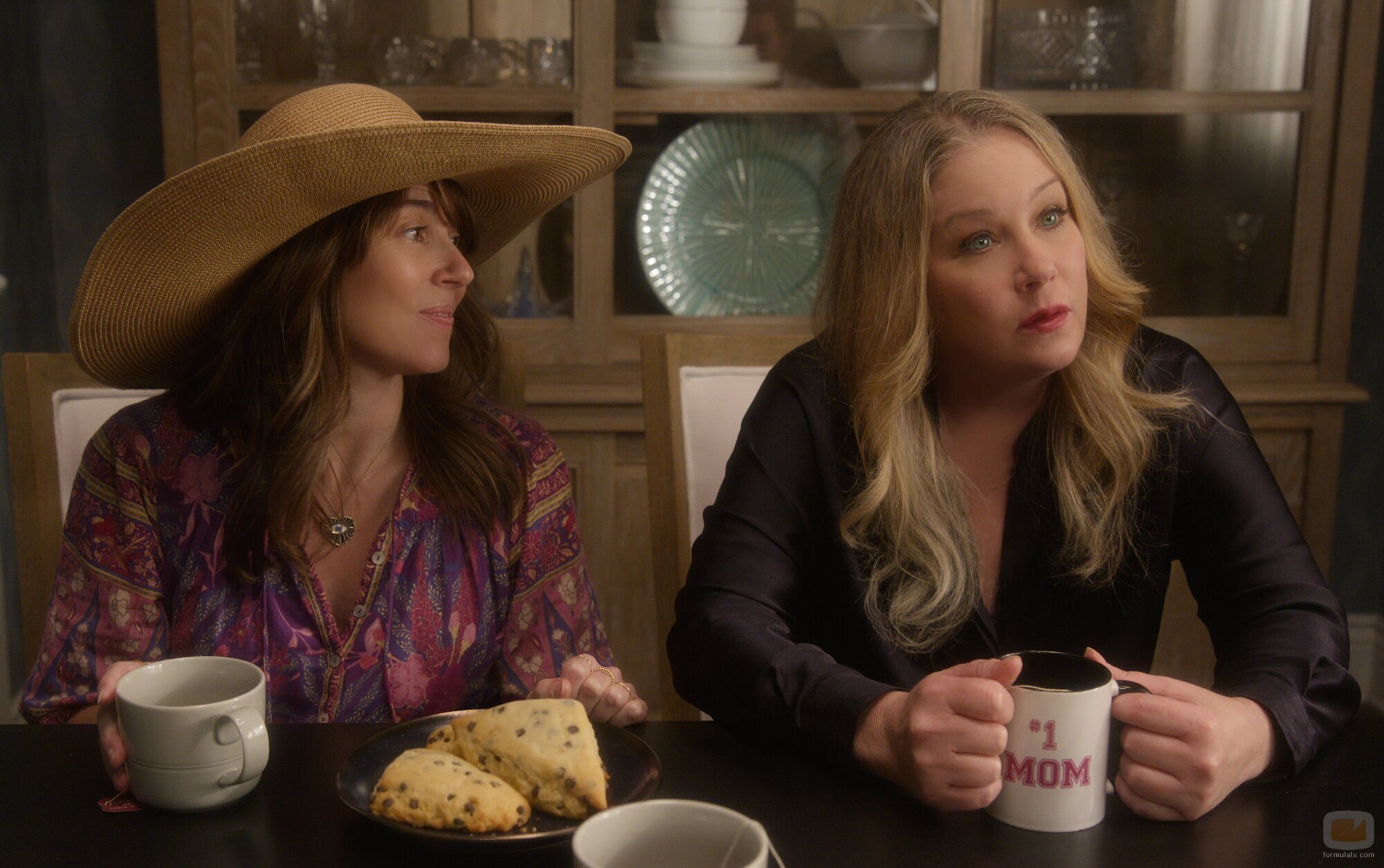 Linda Cardellini y Christina Applegate en el 3x08 de 'Dead to Me'