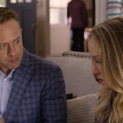 Christina Applegate y Max Jenkins en el 'Vamos a encontrar alternativas' de 'Muertos para mí'
