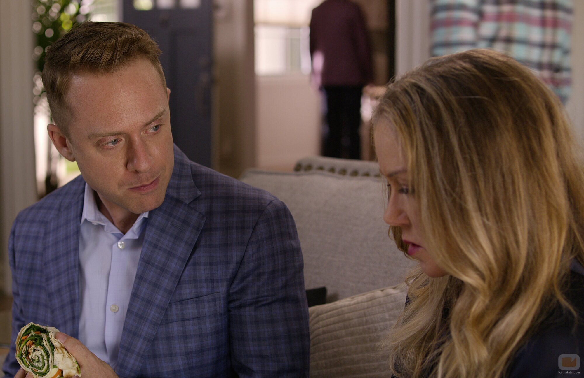 Christina Applegate y Max Jenkins en el 'Vamos a encontrar alternativas' de 'Muertos para mí'