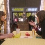 Linda Cardellini y Katey Sagal en 3x09 'Nos quedamos sin tiempo' de 'Dead to Me'