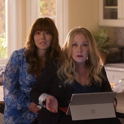 Linda Cardellini y Christina Applegate en el 3x09 de 'Muertos para mí'