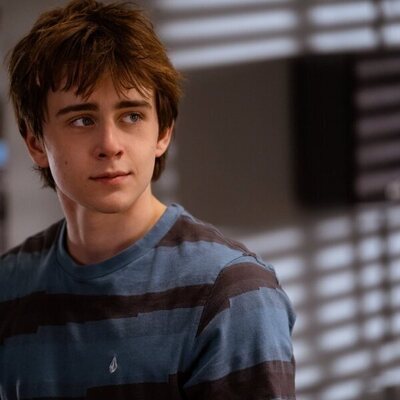 Sam McCarthy en el 3x09 de 'Dead to Me'