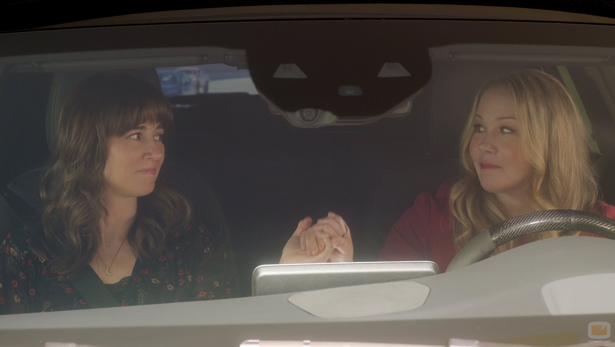 Linda Cardellini y Christina Applegate en 3x09 'Nos quedamos sin tiempo' de 'Dead to Me'