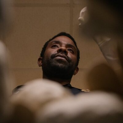 Brandon Scott en 3x09 titulado 'Nos quedamos sin tiempo' de 'Dead to Me'