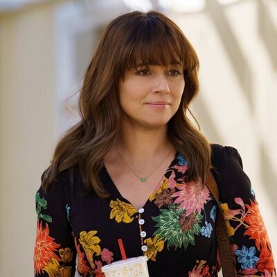 Foto de Linda Cardellini en el 'Nos quedamos sin tiempo' de 'Muertos para mí'